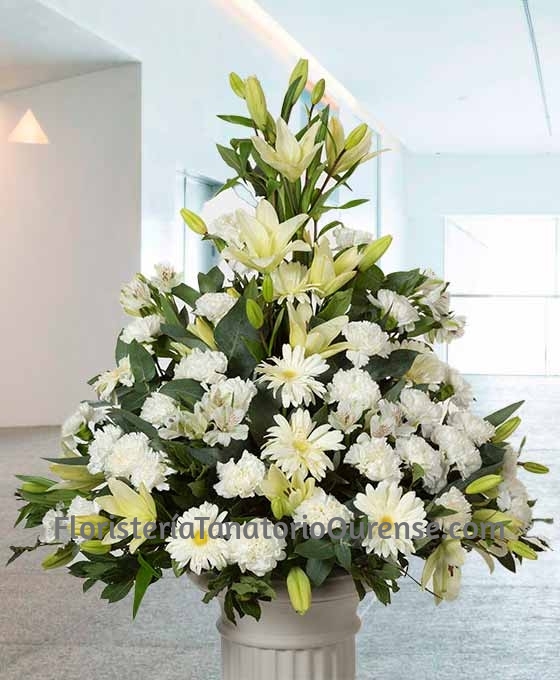 Centro funeral piramidal blanco