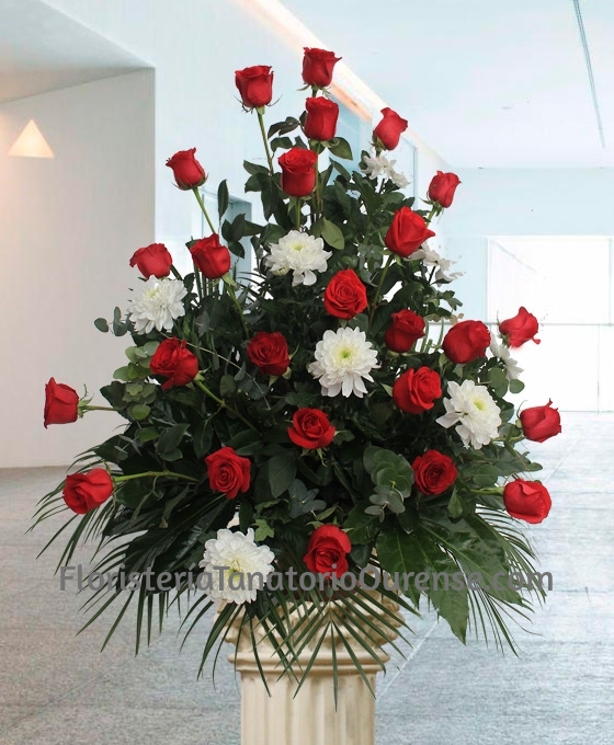 Centro de flores fúnebres rosas margaritas