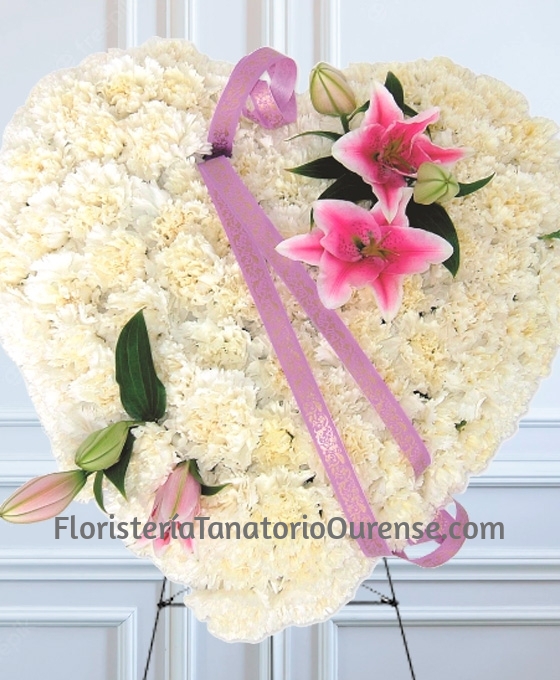 Corazón fúnebre de claveles blancos y liliums rosados