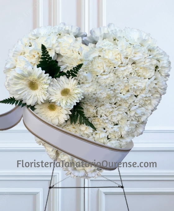 Corazón funerario de claveles y gerberas blanco